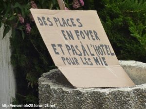 Rassemblement devant l'ASE Chartres 13-06-2018 Dignité Mineurs isolés étrangers x2