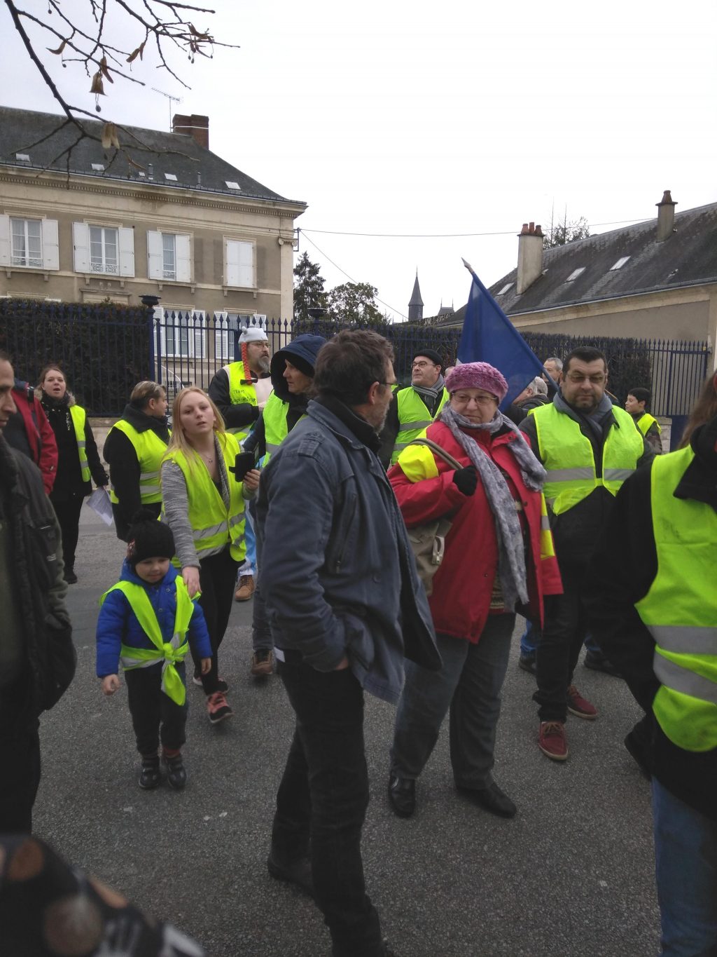 Gilets Jaunes devant la résidence du SOus-Préfet de Nogent-le-Rotrou 05-01-2019