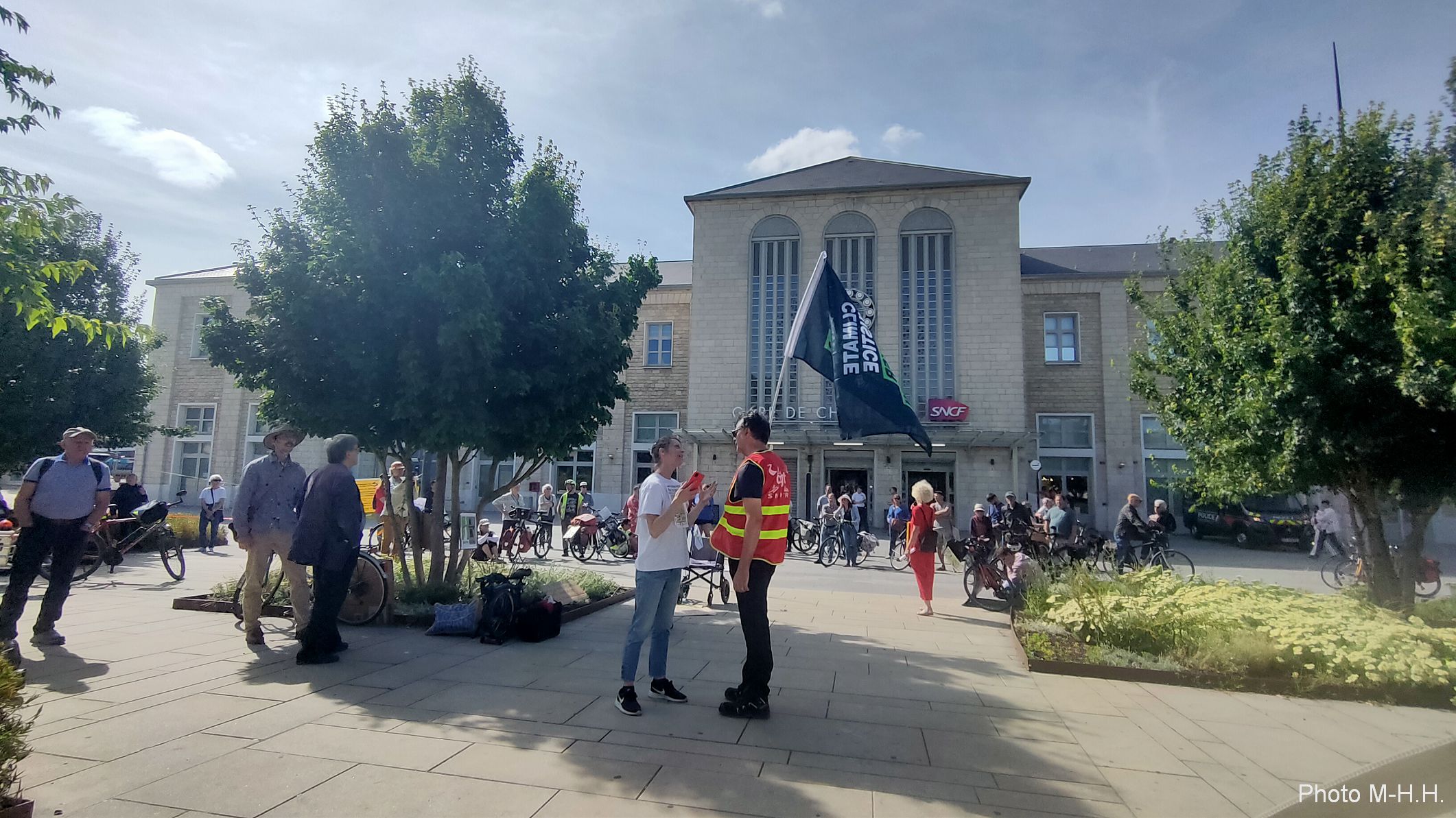 Chartres 2026-06-07 Rassemblement Non-A154 Plus de trains Plus de vélos