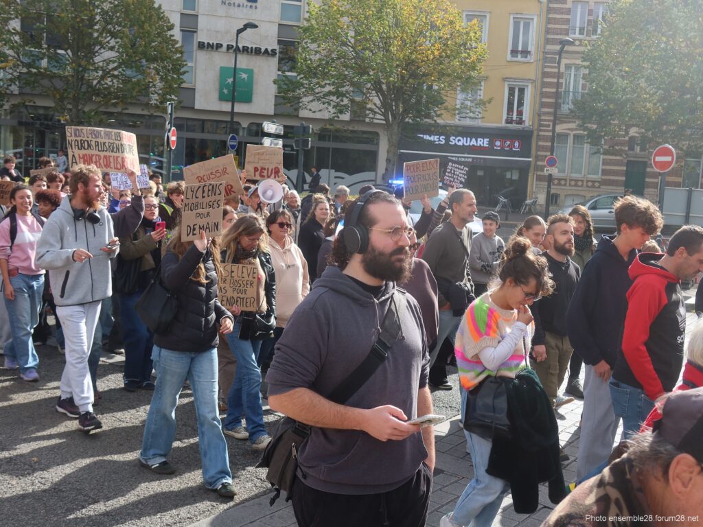 Chartres 17-10-2026 Manifestation Gilets-Jaunes Lycéens
