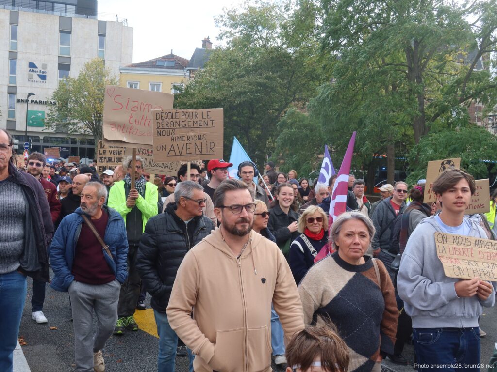 Chartres 17-10-2026 Manifestation Gilets-Jaunes Lycéens